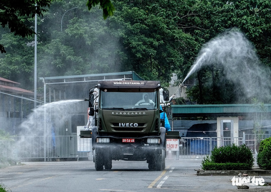 Bộ tư lệnh Thủ đô tiến hành tiêu độc khử trùng Bệnh viện K Tân Triều - Ảnh 6.