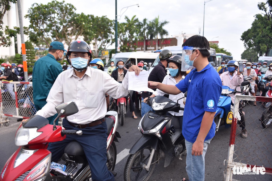 Lại xả trạm kiểm soát ra vào quận Gò Vấp do ùn ứ hàng ngàn người - Ảnh 9.