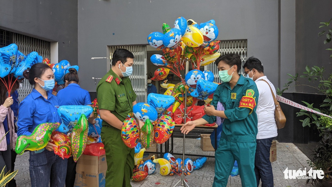 Tết thiếu nhi của bệnh nhi ở 10 bệnh viện: Ôi, con mèo này xịn lắm đó - Ảnh 17.