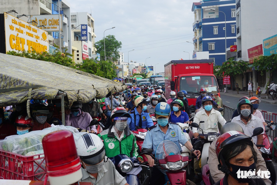 Lại xả trạm kiểm soát ra vào quận Gò Vấp do ùn ứ hàng ngàn người - Ảnh 4.