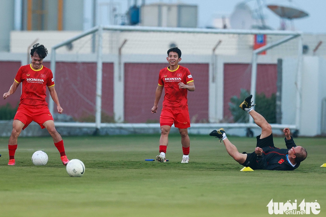 HLV Park Hang Seo ngã sõng soài khi chơi “đá ma” cùng Văn Toàn, Văn Thanh - Ảnh 1.