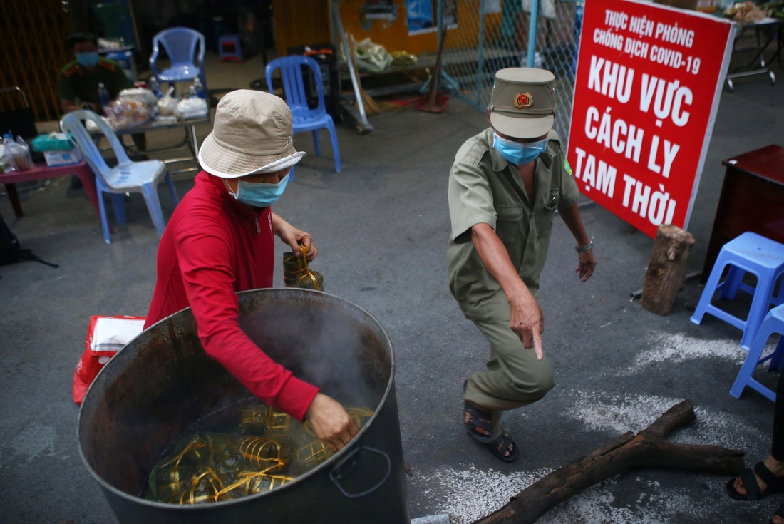 Ấm lòng nồi bánh tét ngày đêm đỏ lửa ở khu phong tỏa - Ảnh 2.