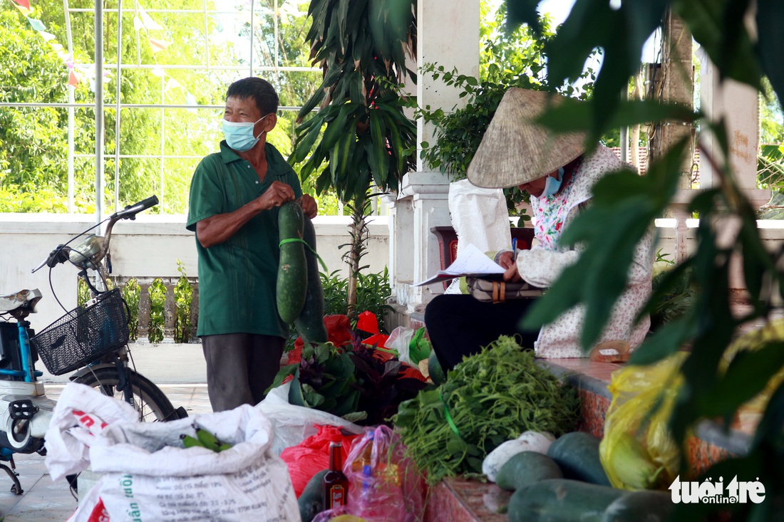 Em chỉ có mớ rau vườn với 50.000 tiền bắt cua đồng hồi sáng - Ảnh 2. Em chỉ có mớ rau vườn với 50.000 tiền bắt cua đồng hồi sáng - Ảnh 2.