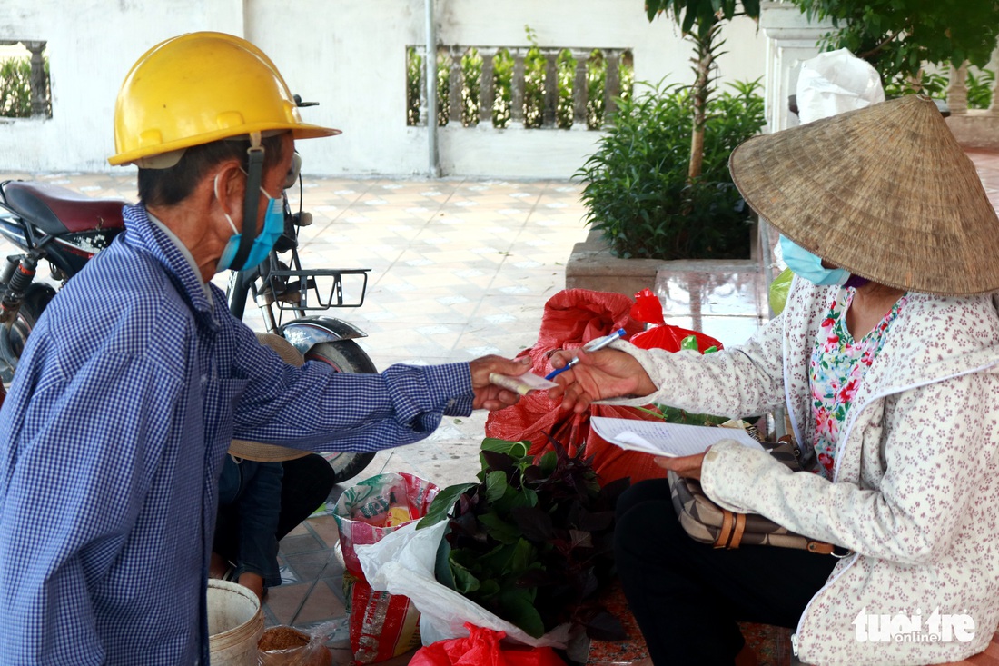 Em chỉ có mớ rau vườn với 50.000 tiền bắt cua đồng hồi sáng - Ảnh 3. Em chỉ có mớ rau vườn với 50.000 tiền bắt cua đồng hồi sáng - Ảnh 3.