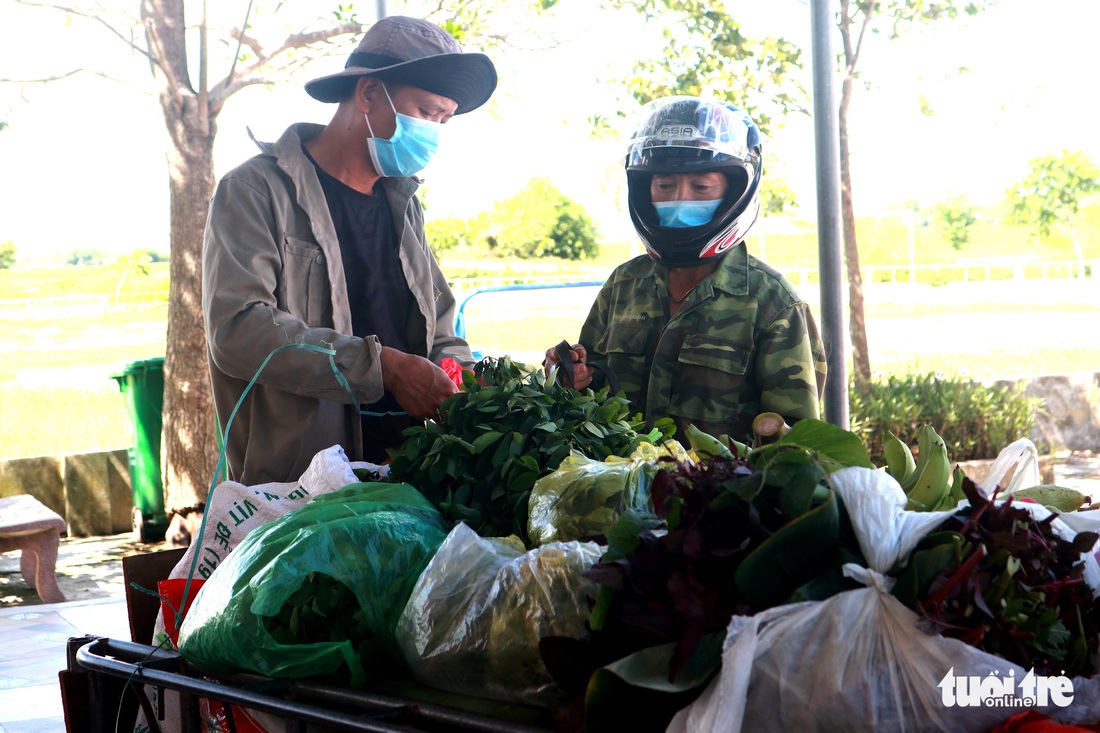 Em chỉ có mớ rau vườn với 50.000 tiền bắt cua đồng hồi sáng - Ảnh 1. Em chỉ có mớ rau vườn với 50.000 tiền bắt cua đồng hồi sáng - Ảnh 1.