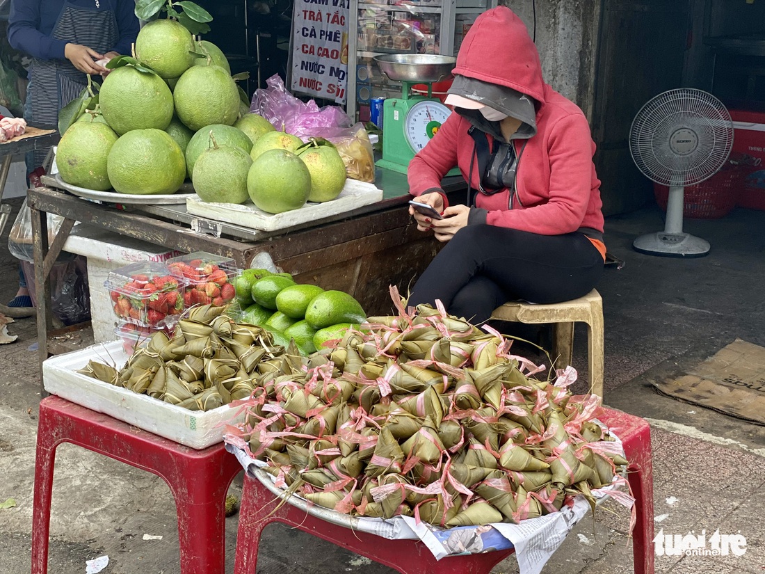 Giá hoa tăng gấp đôi trong ngày Tết Đoan Ngọ ở Sài Gòn - Ảnh 2.