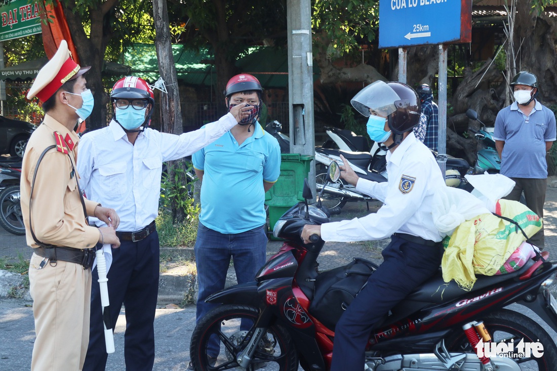 Chở hàng hóa vào thành phố Vinh, tài xế lo bị cách ly 21 ngày - Ảnh 4.