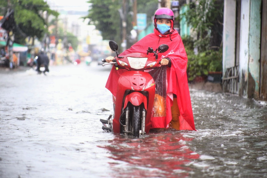 TP.HCM ngập sau mưa nặng hạt, rác nổi lềnh bềnh - Ảnh 4.