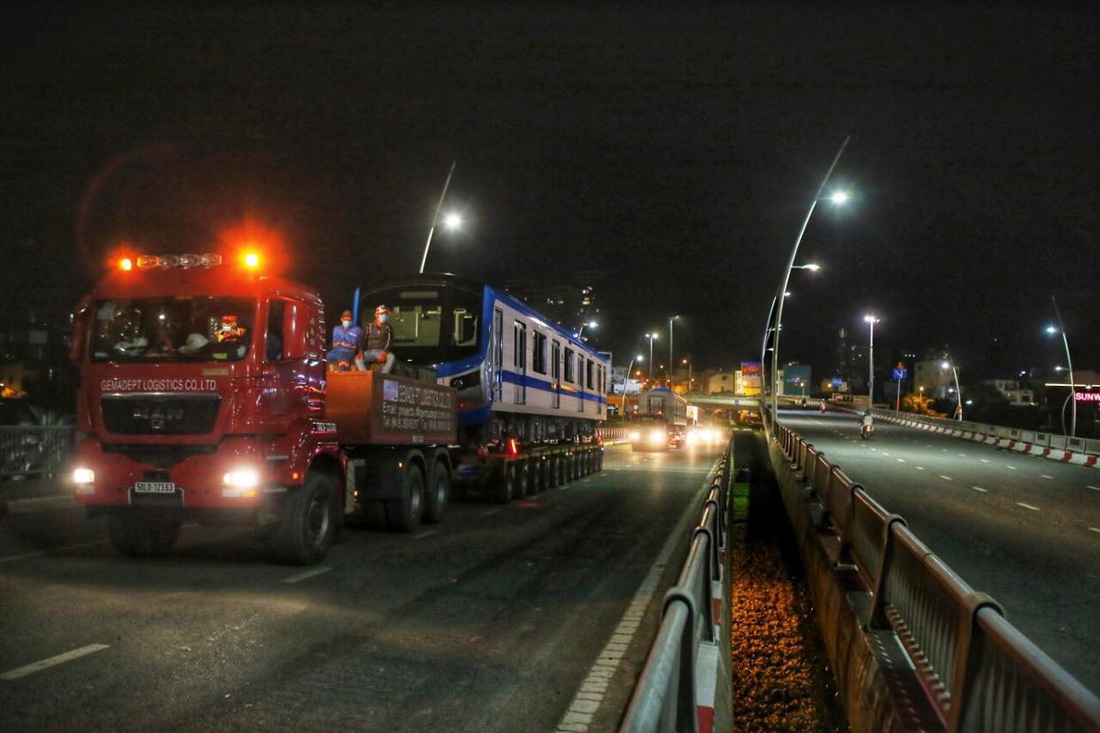 Đoàn tàu thứ 4 tuyến metro số 1 về depot Long Bình trong đêm TP.HCM giãn cách - Ảnh 3.