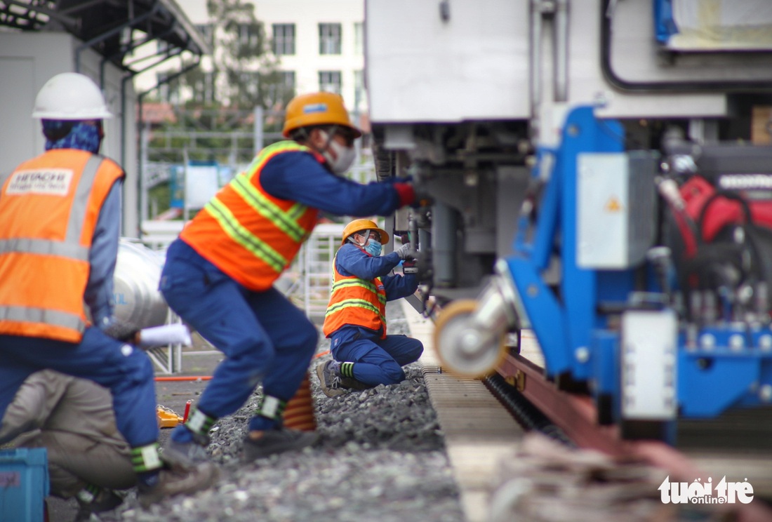 Đẩy nhanh lắp đặt đoàn tàu số 4 (tuyến metro 1) tại depot Long Bình vì trời trở mưa - Ảnh 4.