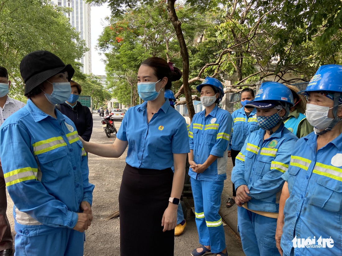 Công nhân môi trường bị nợ lương: ‘Được cộng đồng quan tâm, chị em hạnh phúc lắm’ - Ảnh 4.