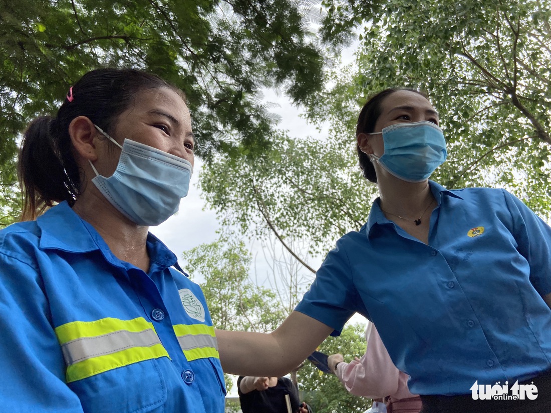 Công nhân môi trường bị nợ lương: ‘Được cộng đồng quan tâm, chị em hạnh phúc lắm’ - Ảnh 10.