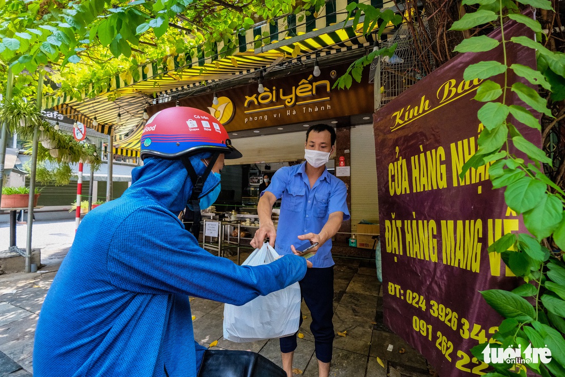 Hà Nội ngày đầu ở nhà: Có nơi người dân vẫn câu cá, đạp xe - Ảnh 6.