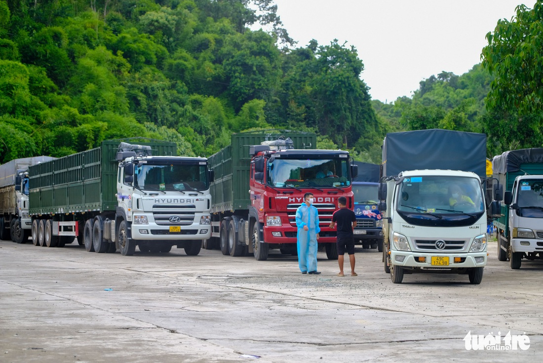 Căng mình, chạy hết tốc lực giải tỏa xe ùn ứ ở cửa ngõ Lâm Đồng - Ảnh 12.