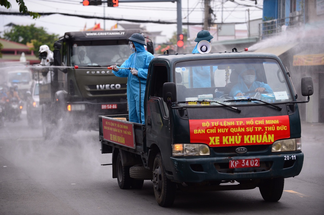 Phun khử khuẩn TP Thủ Đức, bắt đầu 7 ngày khử khuẩn toàn bộ TP.HCM - Ảnh 9.