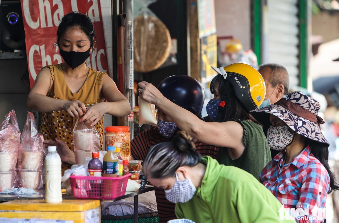 Hà Nội: Chỉ thị giãn cách xã hội ban hành lúc nửa đêm, chợ sáng ngày rằm vẫn đông người - Ảnh 3.