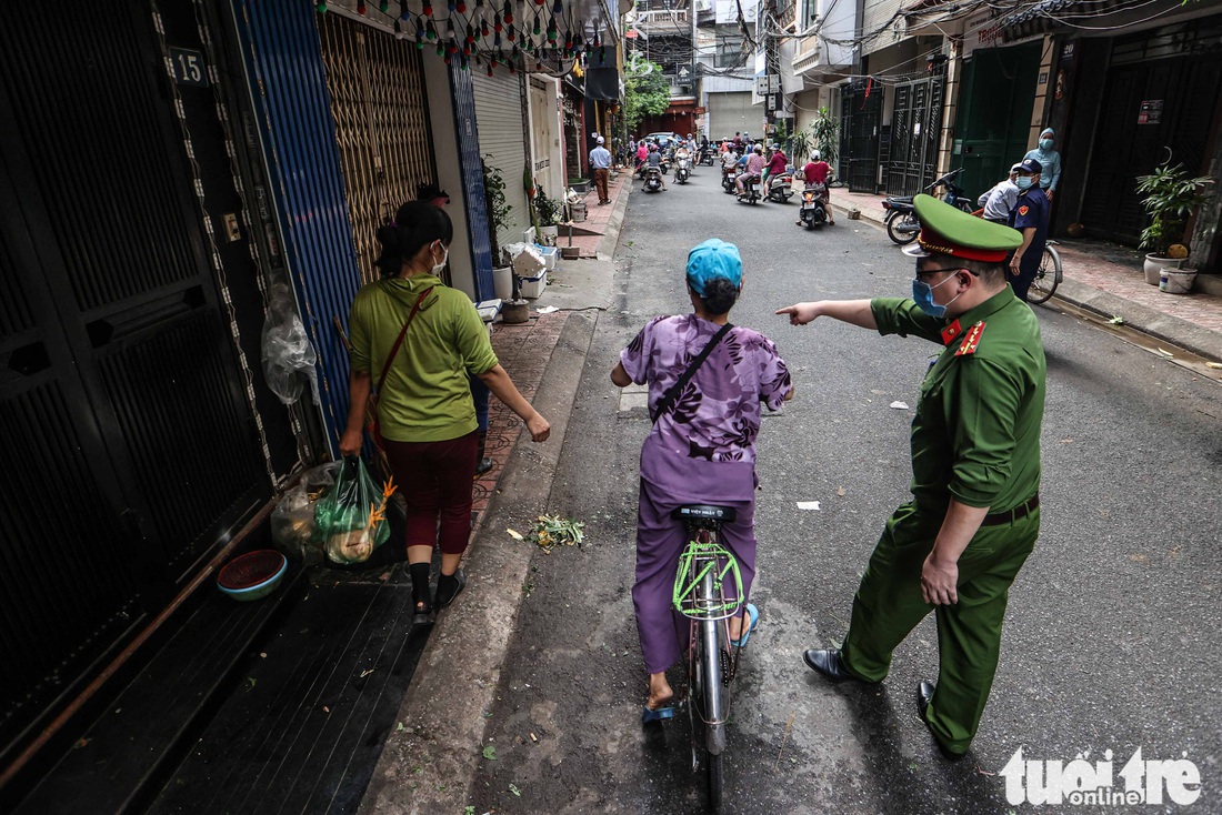 Hà Nội: Chỉ thị giãn cách xã hội ban hành lúc nửa đêm, chợ sáng ngày rằm vẫn đông người - Ảnh 4.