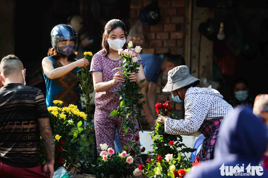 Hà Nội: Chỉ thị giãn cách xã hội ban hành lúc nửa đêm, chợ sáng ngày rằm vẫn đông người - Ảnh 8.