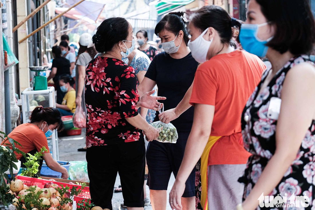 Hà Nội: Chỉ thị giãn cách xã hội ban hành lúc nửa đêm, chợ sáng ngày rằm vẫn đông người - Ảnh 10.