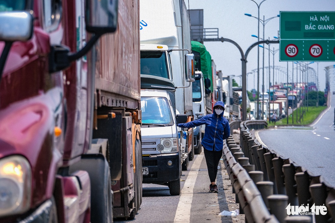 Xe chở hồ tiêu chờ 17 giờ ở cửa ngõ Hà Nội phải quay đầu vì không phải luồng xanh - Ảnh 7.