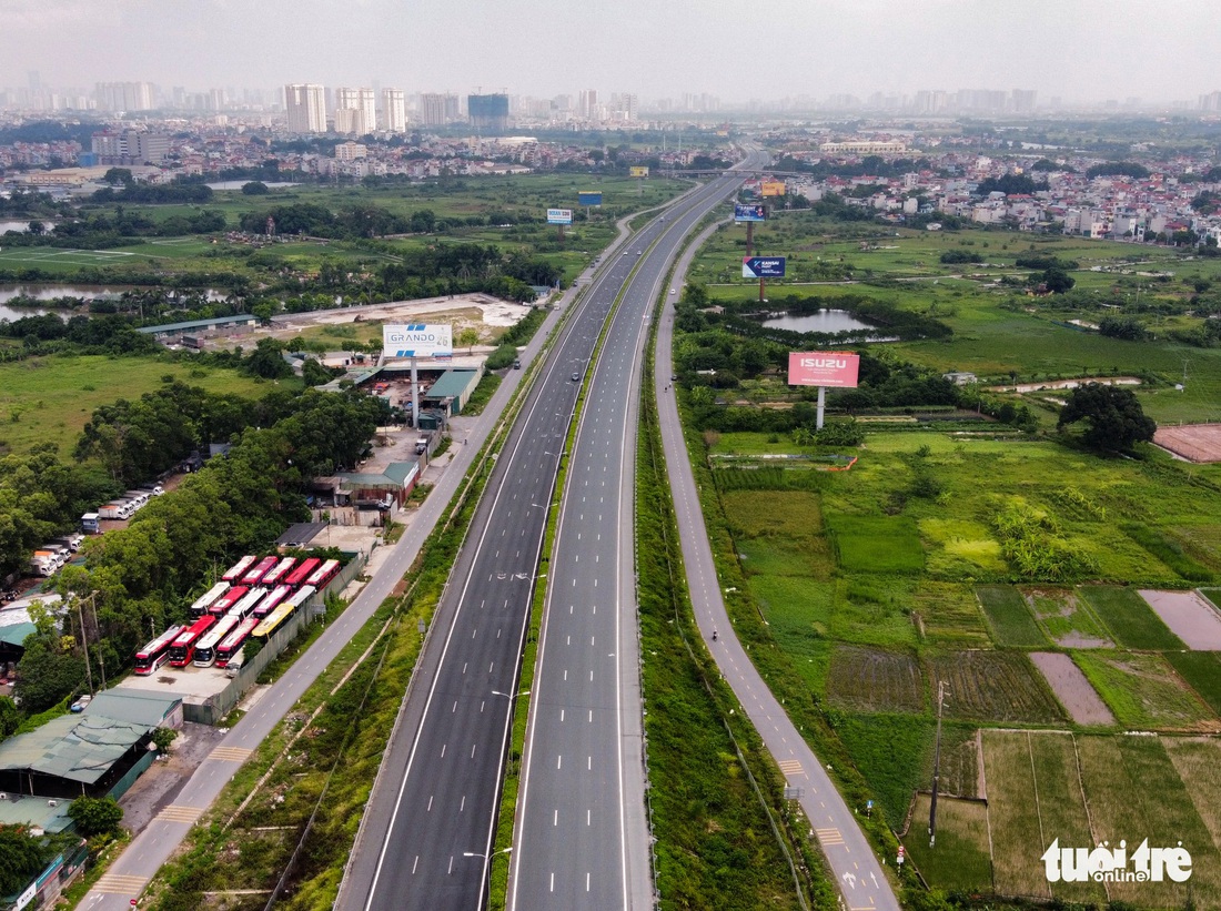 Nhìn từ trên cao, Hà Nội vắng vẻ vì giãn cách xã hội - Ảnh 2.