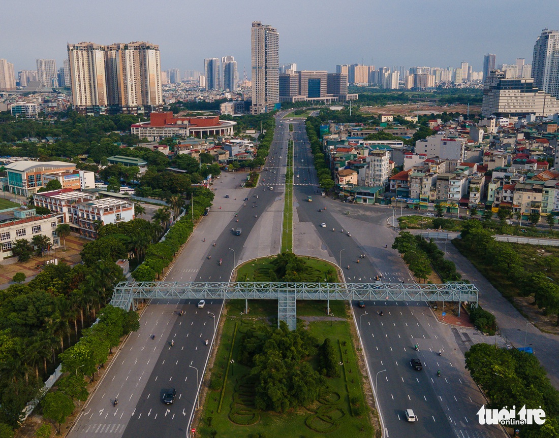 Nhìn từ trên cao, Hà Nội vắng vẻ vì giãn cách xã hội - Ảnh 7.