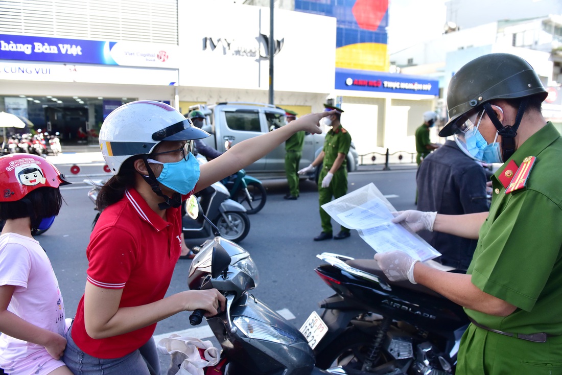 TP.HCM: Sáng nay, người dân vẫn ra đường đông, một chốt lập hơn 10 biên bản trong 1 tiếng - Ảnh 5.