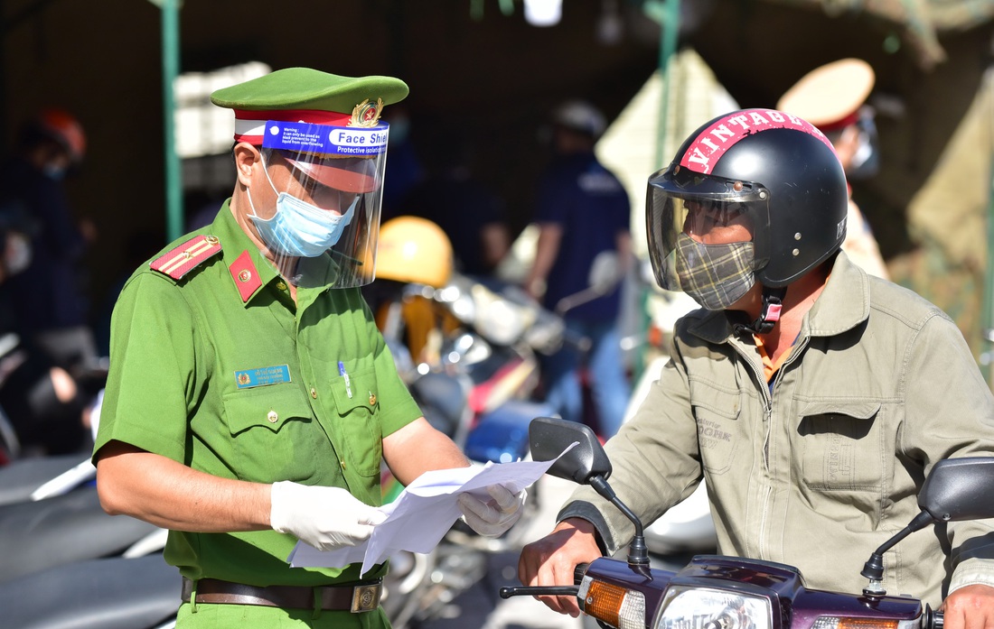 TP.HCM: Sáng nay, người dân vẫn ra đường đông, một chốt lập hơn 10 biên bản trong 1 tiếng - Ảnh 7.