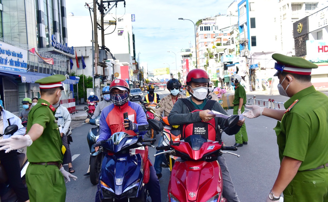 TP.HCM: Sáng nay, người dân vẫn ra đường đông, một chốt lập hơn 10 biên bản trong 1 tiếng - Ảnh 8.