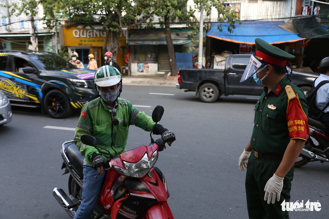 Người dân TP.HCM hối hả trước giờ hạn chế ra đường - Ảnh 7.