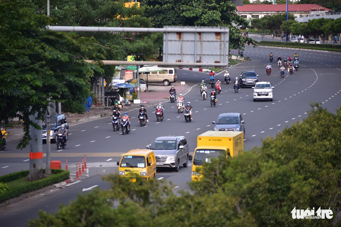 Người dân TP.HCM hối hả trước giờ hạn chế ra đường - Ảnh 5.