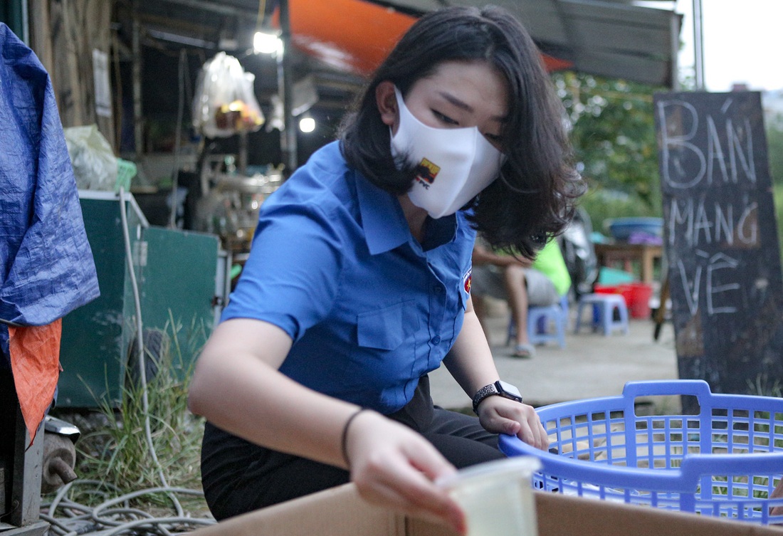 Thầy cô giáo, bạn trẻ… nấu cơm gửi người lao động nghèo ở Hà Nội - Ảnh 6.