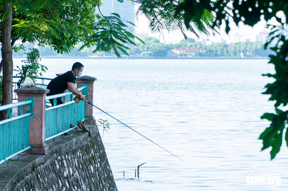 Bất chấp lệnh giãn cách, một số người Hà Nội vẫn đi tập thể dục, chạy bộ, đạp xe - Ảnh 2.