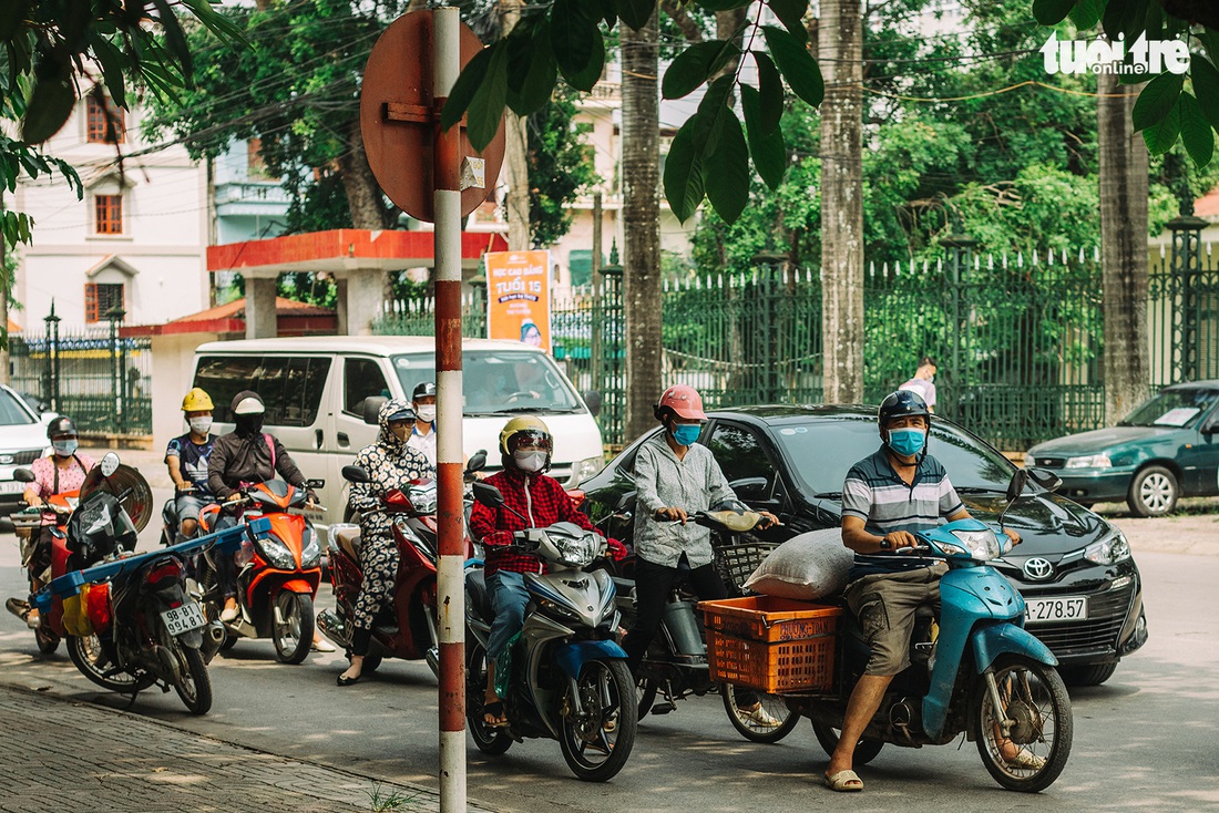 Bắc Giang nhộn nhịp trong ngày đầu tiên trở lại bình thường mới - Ảnh 8.