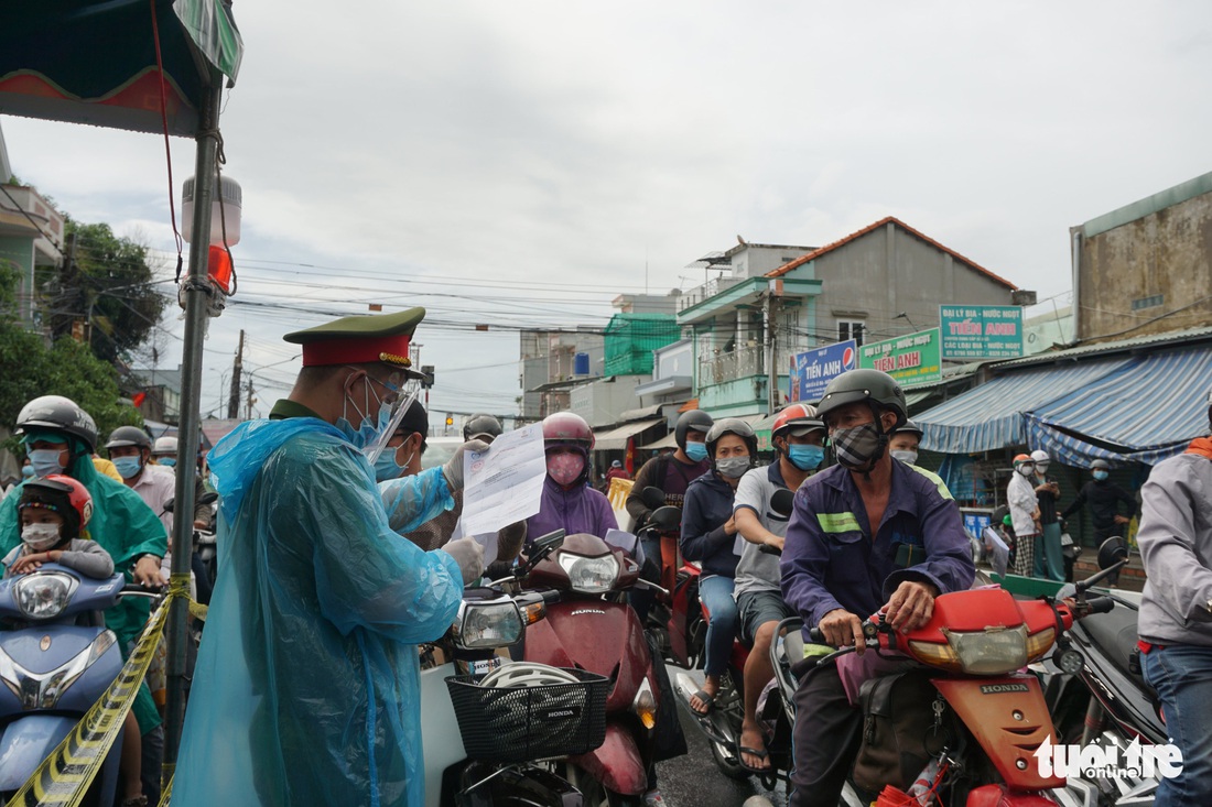 Nhiều người rời TP.HCM về quê phải quay đầu vì không có giấy xét nghiệm - Ảnh 9.