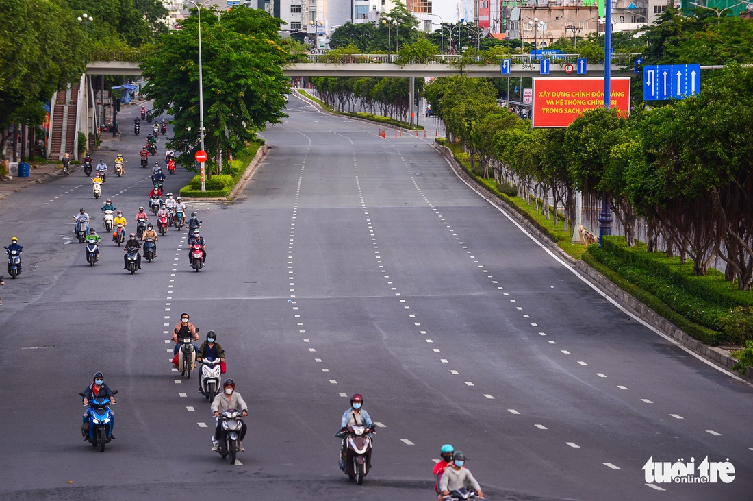 TP.HCM im ắng sáng sớm đầu tiên giãn cách - Ảnh 12.