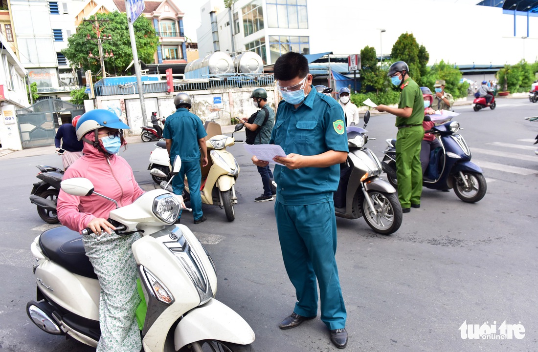 Phạt 1-3 triệu đồng với 3 người tập thể dục quanh công viên buổi sáng đầu tiên giãn cách - Ảnh 3.