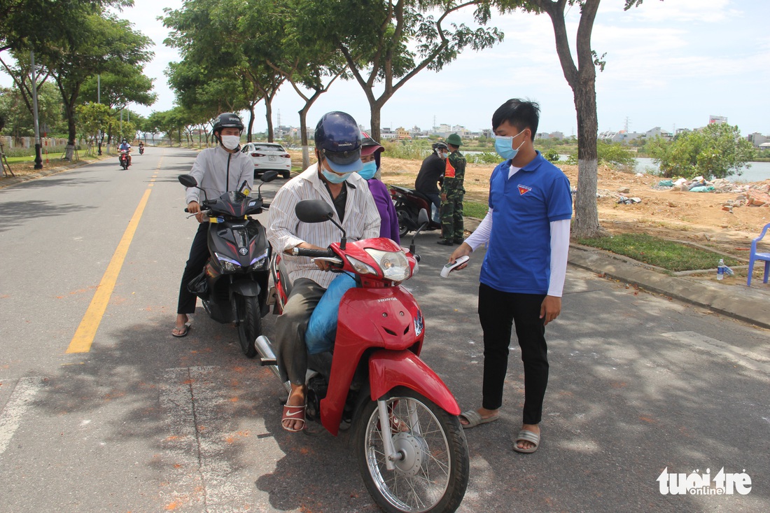 Chỉ thị triển khai cuối tuần, nhiều người Đà Nẵng không kịp chuẩn bị phiếu đi chợ, giấy đi đường - Ảnh 6.