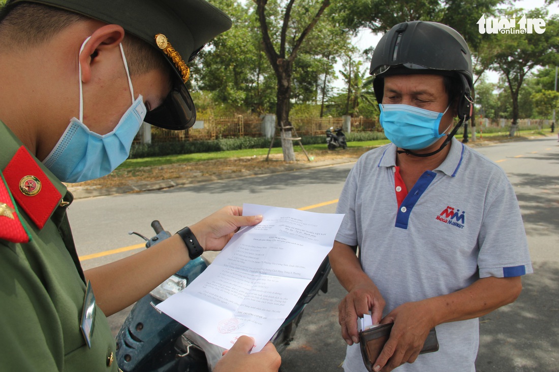 Chỉ thị triển khai cuối tuần, nhiều người Đà Nẵng không kịp chuẩn bị phiếu đi chợ, giấy đi đường - Ảnh 2.