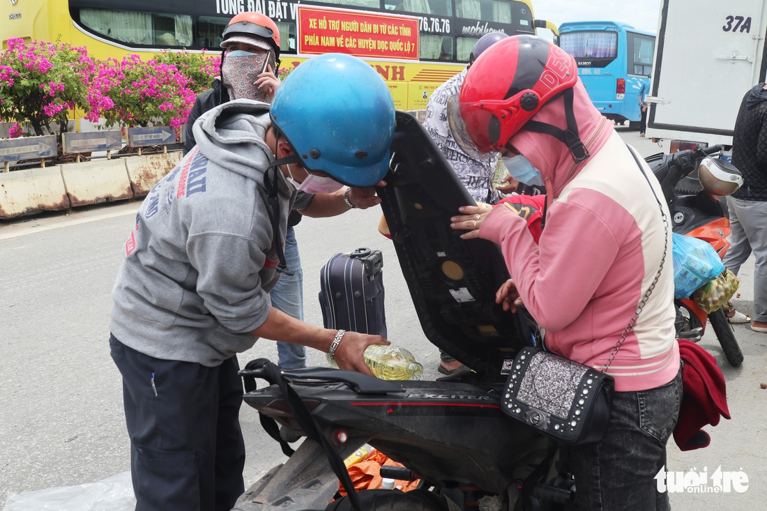 Điều cả trăm xe trung chuyển giúp dân về quê an toàn - Ảnh 10.