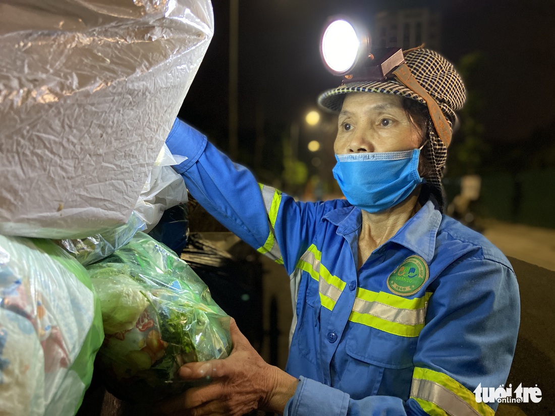 Lặng nghe tiếng chổi quét rác trong đêm giãn cách... - Ảnh 3. Lặng nghe tiếng chổi quét rác trong đêm giãn cách... - Ảnh 3.