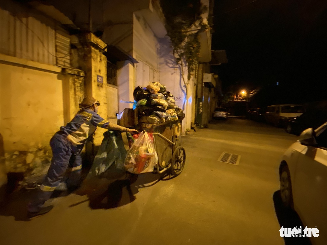 Lặng nghe tiếng chổi quét rác trong đêm giãn cách... - Ảnh 5. Lặng nghe tiếng chổi quét rác trong đêm giãn cách... - Ảnh 5.