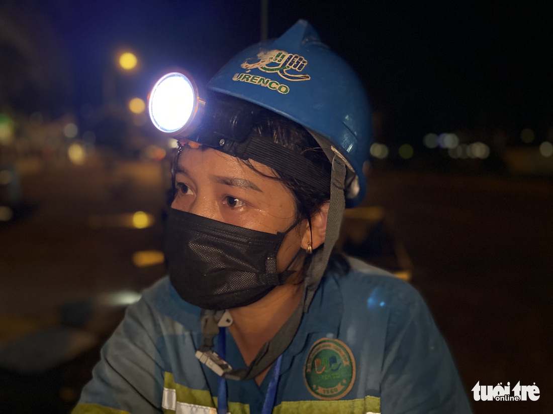 Lặng nghe tiếng chổi quét rác trong đêm giãn cách... - Ảnh 9. Lặng nghe tiếng chổi quét rác trong đêm giãn cách... - Ảnh 9.
