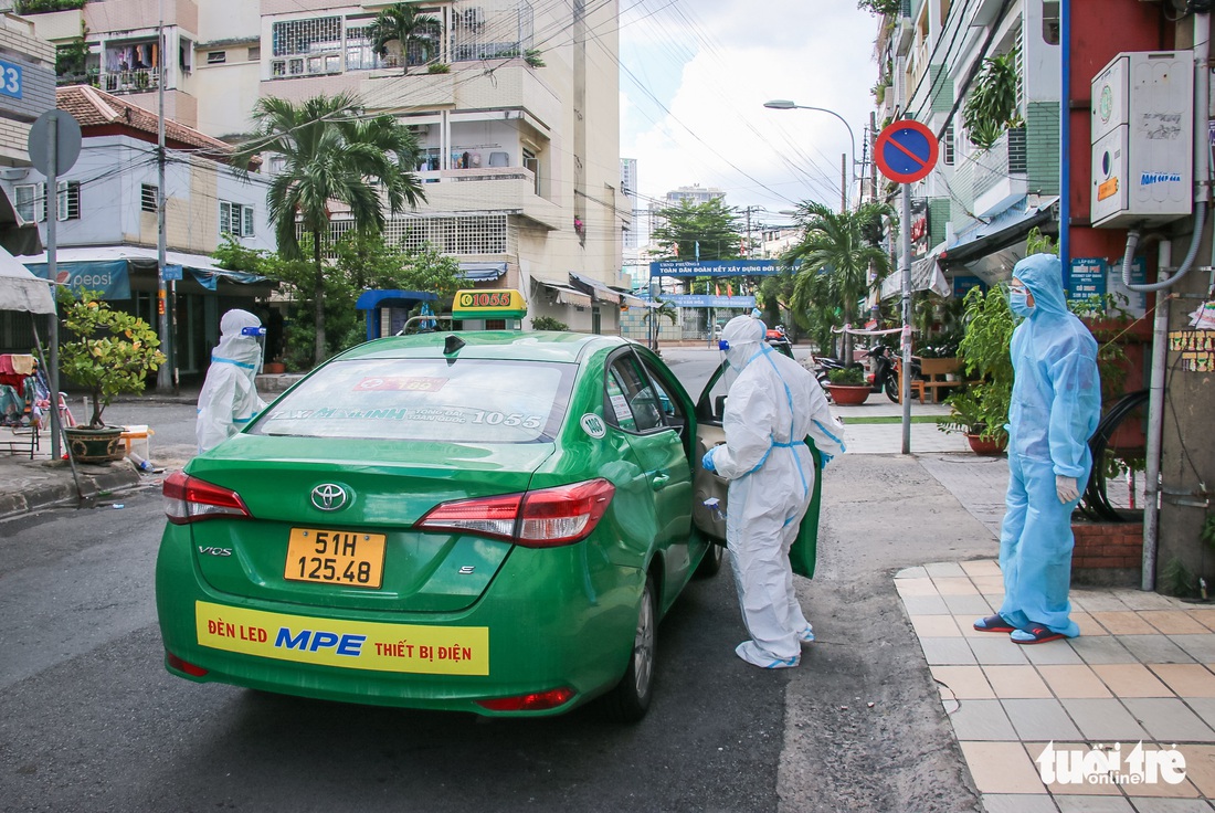 Tài xế taxi cấp cứu bệnh nhân COVID-19: Tôi còn sức thì còn làm! - Ảnh 6.