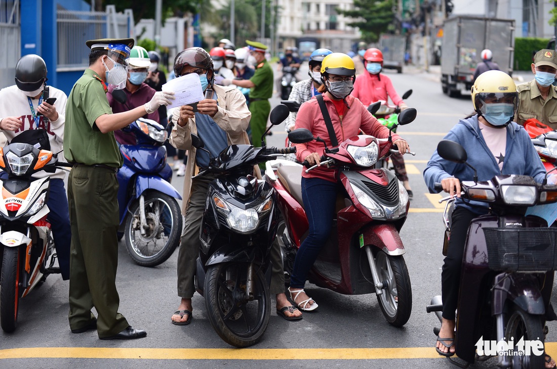 Khai báo di biến động dân cư ngày 15-8: Ùn ứ giảm nhưng vẫn đông - Ảnh 12.