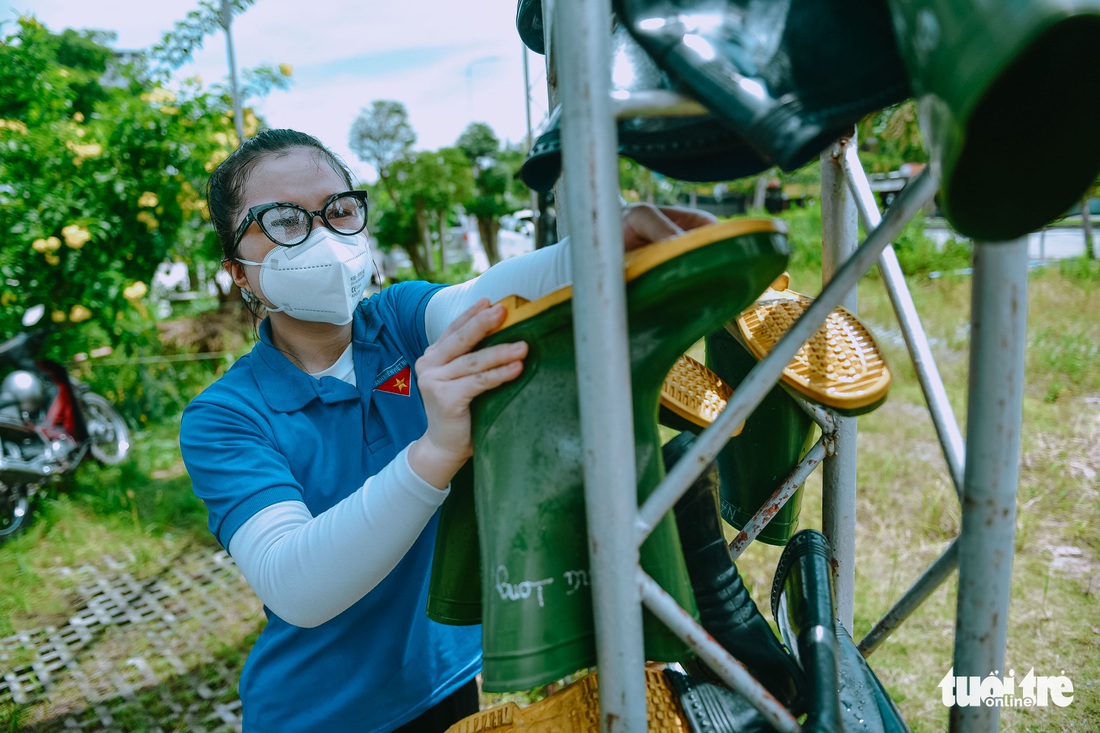 Các bóng hồng trong đội phun khử khuẩn miễn phí diệt COVID-19 - Ảnh 12.