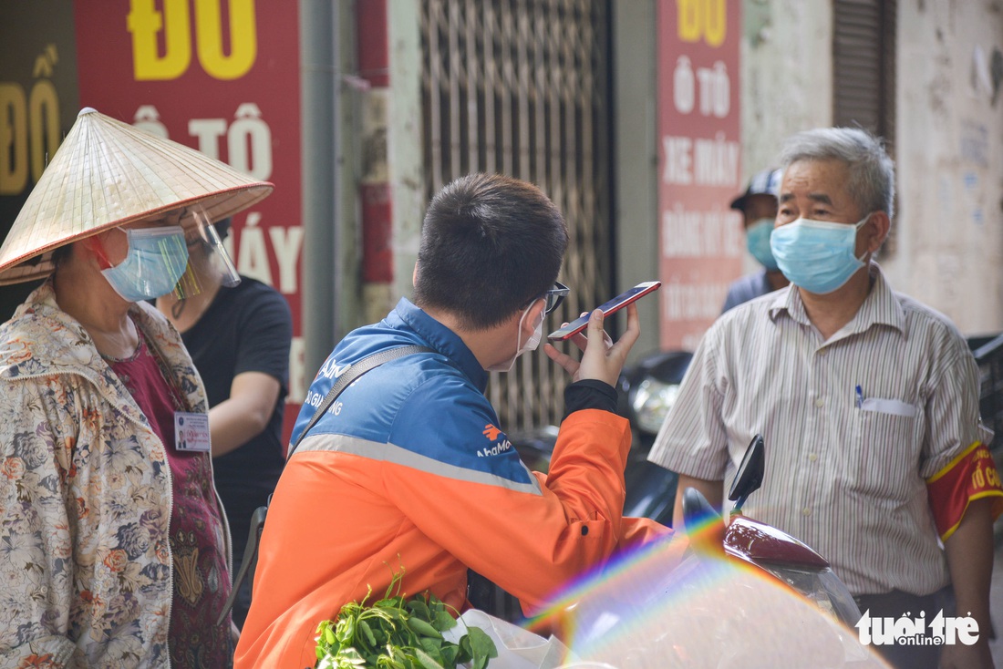 Những chốt bảo vệ vùng xanh không dịch đầu tiên tại Hà Nội - Ảnh 5.