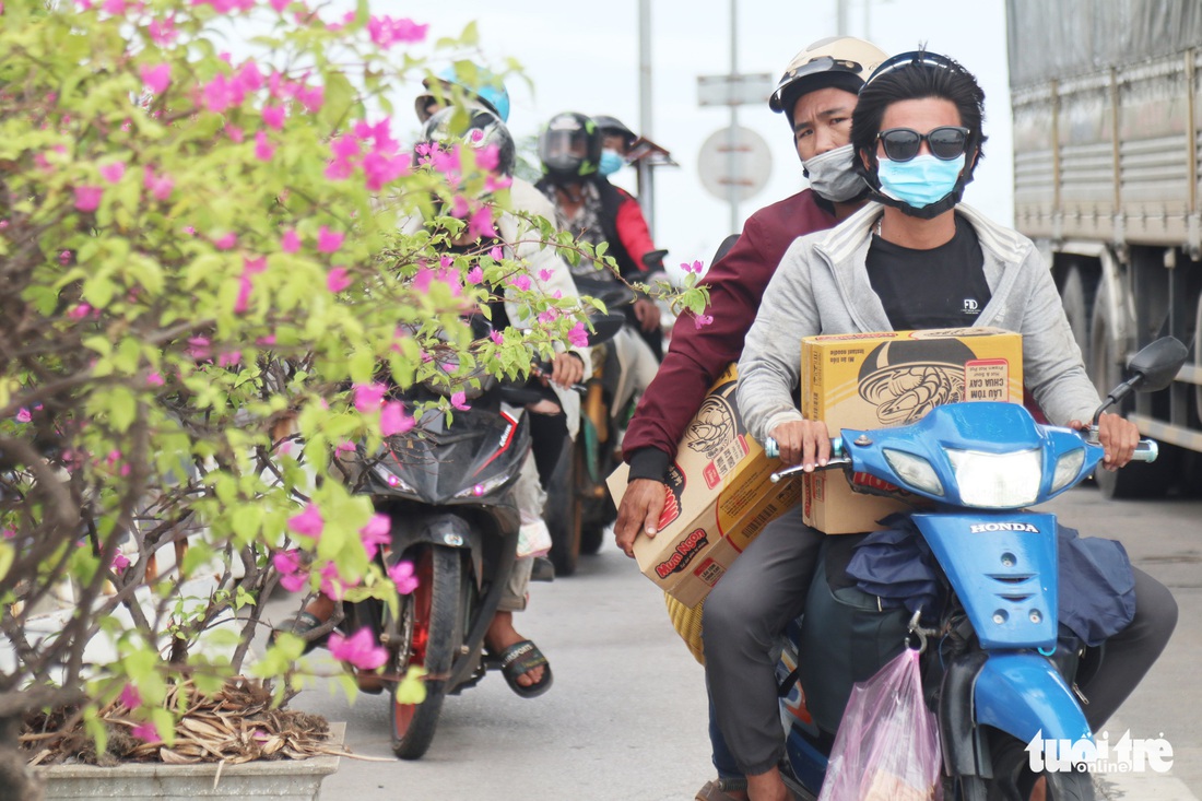 Nghệ An cấp tốc mở lều dã chiến xét nghiệm nhanh cho người dân về quê bằng xe máy - Ảnh 3.