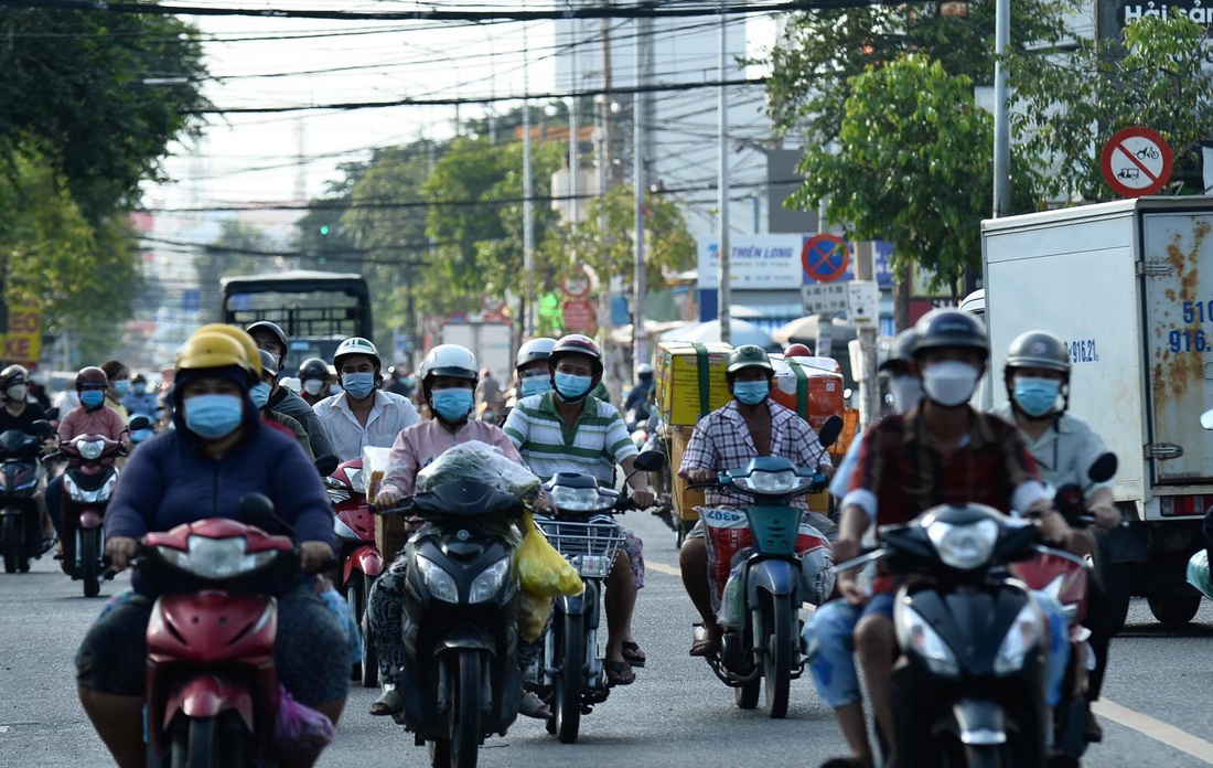 TP.HCM: Tấp nập trước giờ siết chặt giãn cách - Ảnh 11.