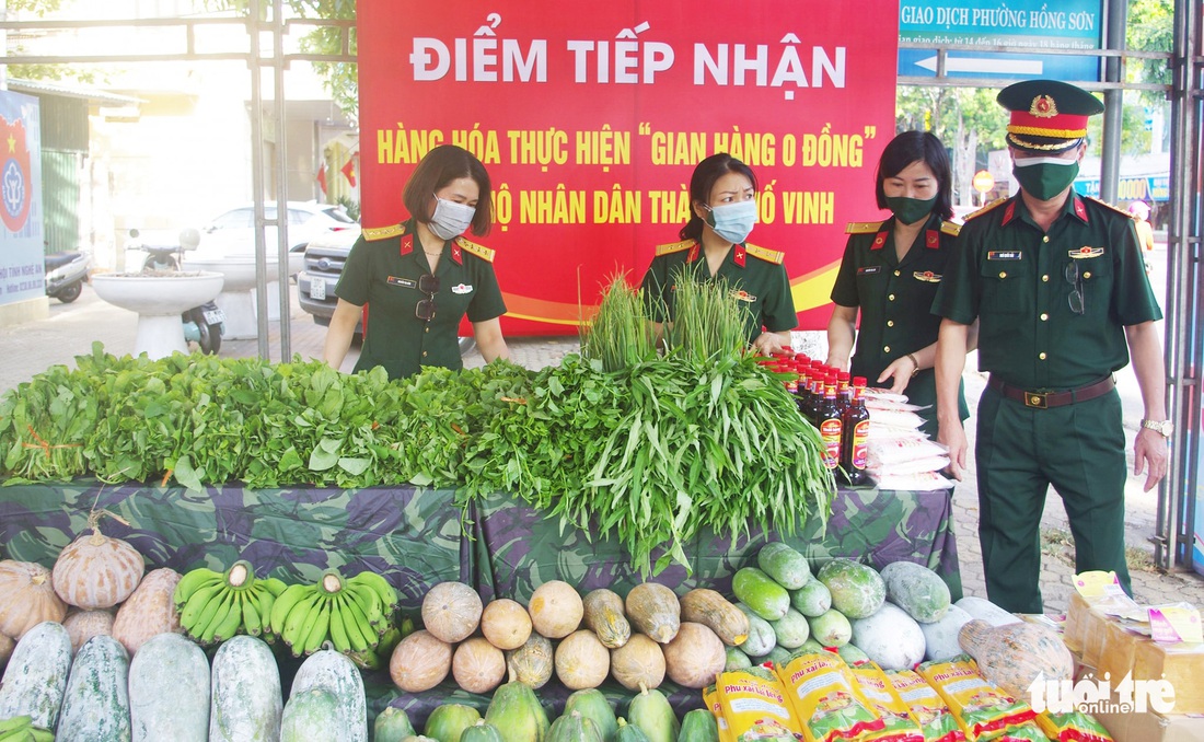 Bộ đội chia rau, củ ‘gian hàng 0 đồng’ phát cho bà con khó khăn ở Vinh - Ảnh 1.